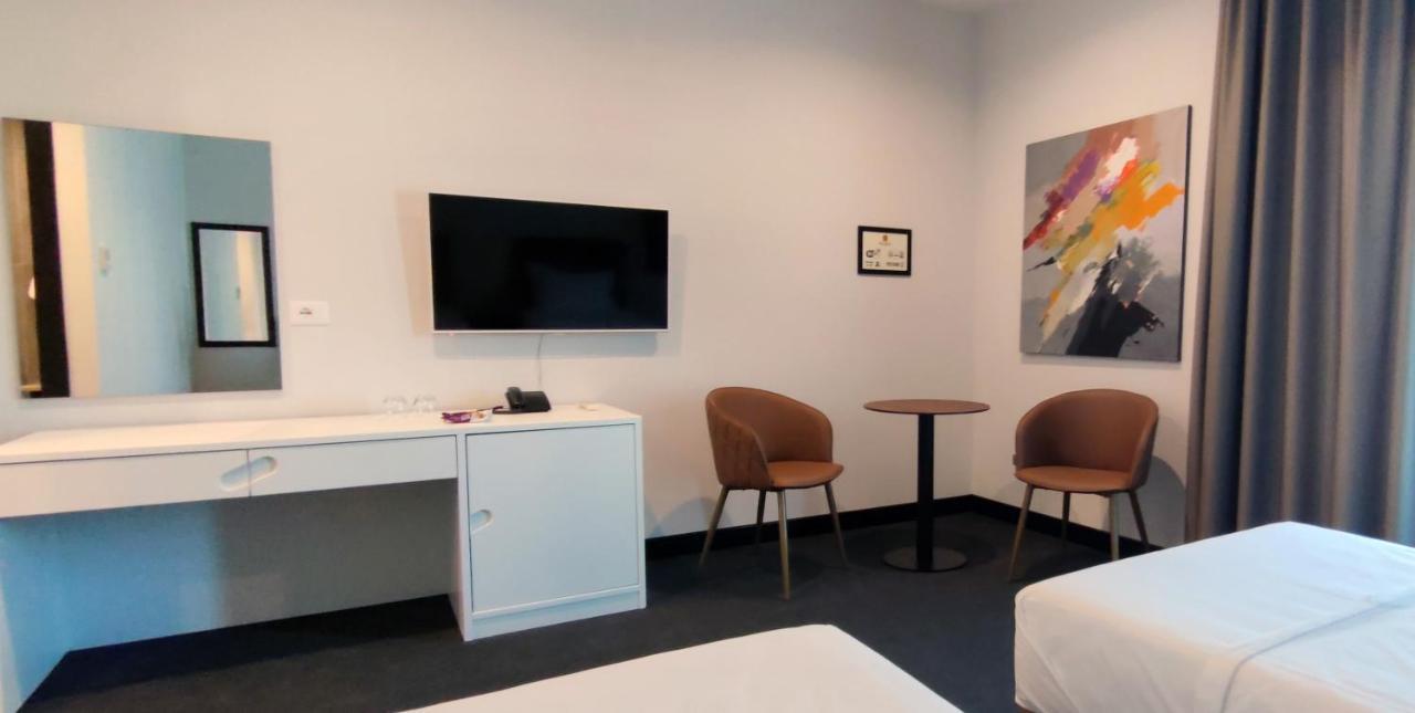 Hotel Delta Premium Durres Bagian luar foto